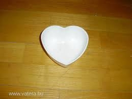 Tál szív alakú kicsi műanyag 